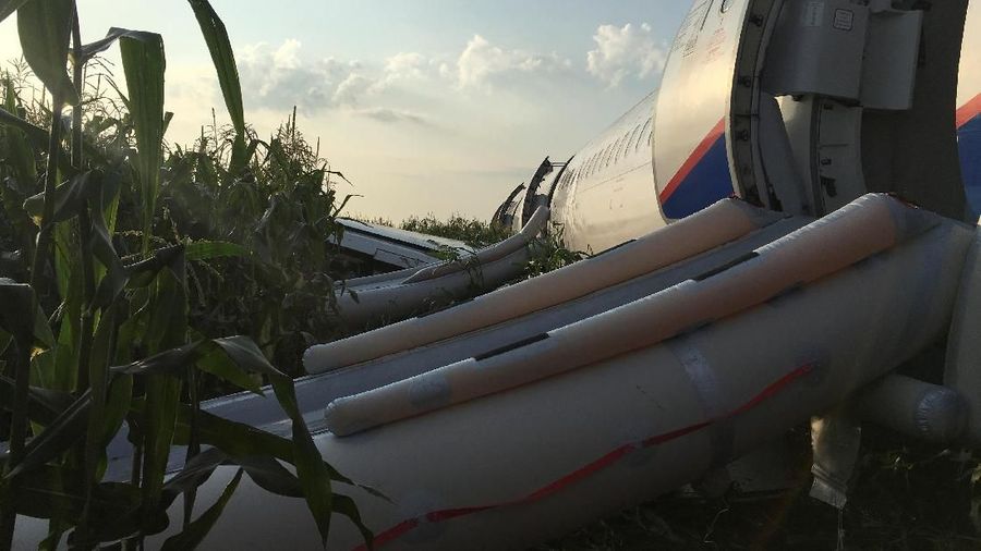 Pendaratan darurat maskapai asal Rusia di landasan tanah rumput.