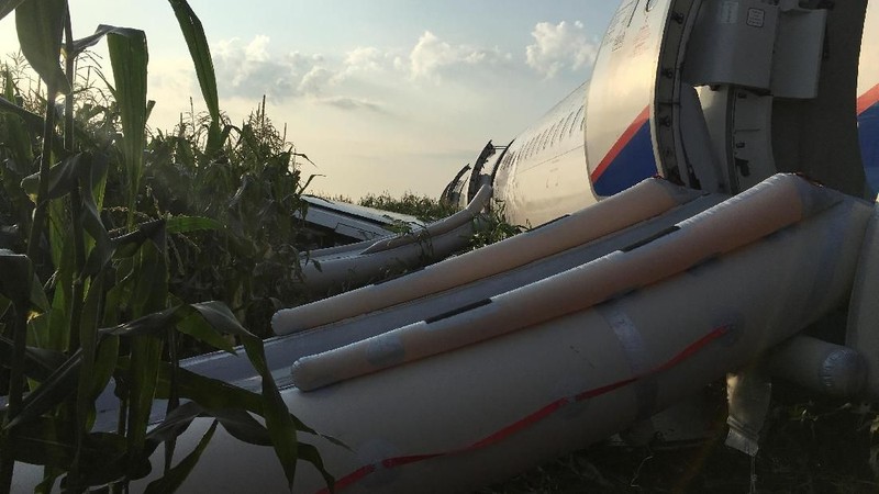 Pendaratan darurat maskapai asal Rusia di landasan tanah rumput.