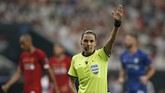Wasit Stephanie Frappart memimpin laga Liverpool vs Chelsea pada perebutan Piala Super Eropa. (AP Photo/Emrah Gurel)