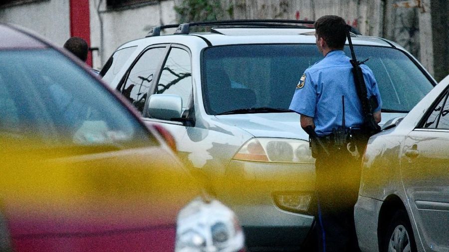 Polisi meminta penduduk setempat untuk tetap berada di dalam rumah dan menjauh dari area baku tembak.