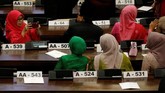 Di tengah keseriusan pidato para tokoh politik, sejumlah anggota parlemen tampak berfoto bersama mengabadikan momen kehadirannya di sidang tahunan itu. (REUTERS/Willy Kurniawan)