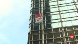 VIDEO: Spider-Man dari Perancis Bawa Pesan Damai di Hong Kong