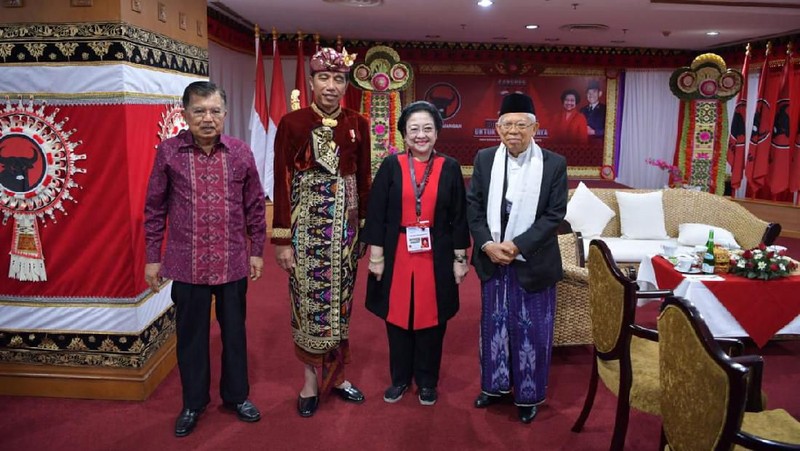 Presiden Joko Widodo (Jokowi) seringkali menarik perhatian publik dengan menggunakan pakaian adat