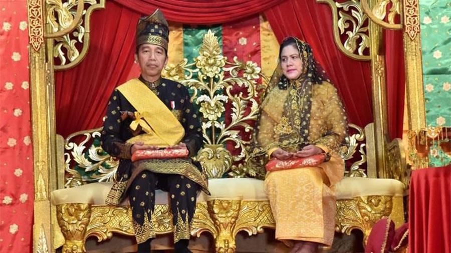 Presiden Joko Widodo (Jokowi) seringkali menarik perhatian publik dengan menggunakan pakaian adat