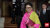 Mentri luar negeri Retno Marsudi memilih kebaya dengan warna pink terang dan selendang kuning saat menghadiri Sidang Tahunan MPR, di Kompleks Parlemen, Senayan, Jakarta, Jumat, 16 Agustus 2019. (CNN Indonesia/Adhi Wicaksono)