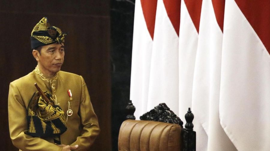 Presiden Joko Widodo (Jokowi) seringkali menarik perhatian publik dengan menggunakan pakaian adat