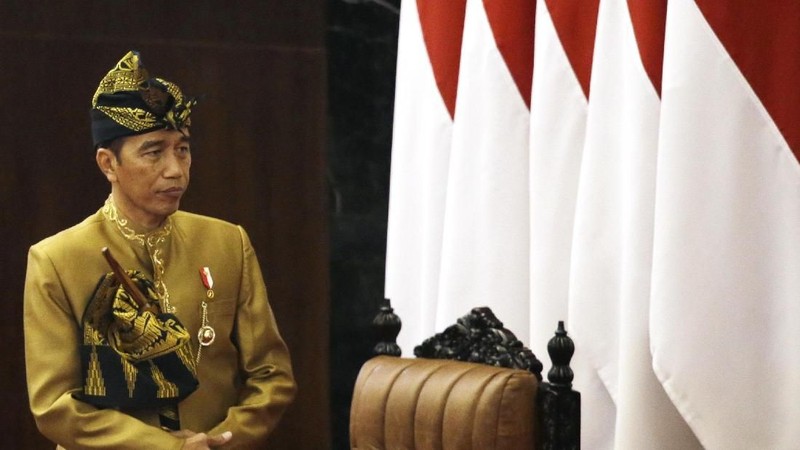 Presiden Joko Widodo (Jokowi) seringkali menarik perhatian publik dengan menggunakan pakaian adat