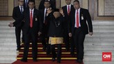 Wakil presiden terpilih 2019-2024 Ma'ruf Amin tampil dengan pakaian adat Betawi saat menghadiri Sidang Tahunan MPR. Sandiaga Uno pun menyebutnya tampak gagah dan ganteng. (CNN Indonesia/ Adhi Wicaksono)