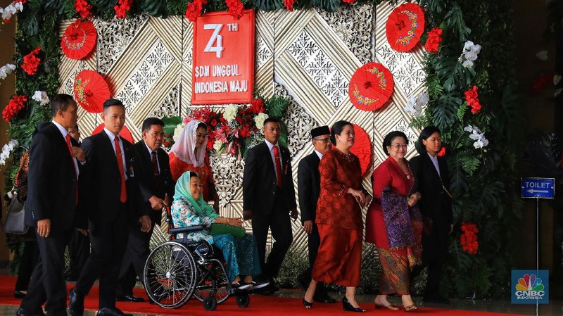 Sejumlah menteri kabinet Presiden Joko Widodo (Jokowi) menghadiri sidang.