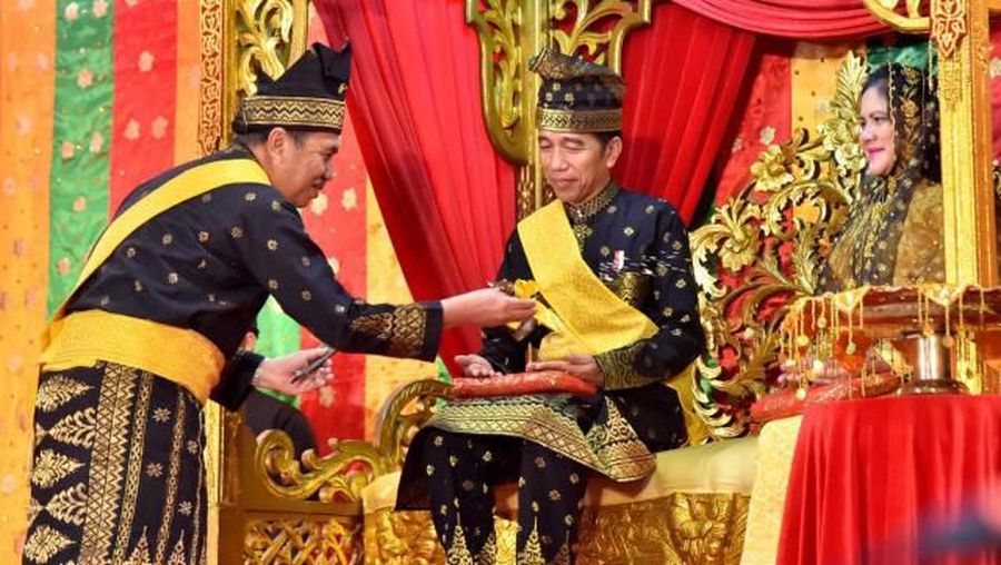 Presiden Joko Widodo (Jokowi) seringkali menarik perhatian publik dengan menggunakan pakaian adat