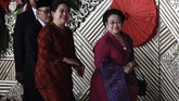 Bersama sang ibu Megawati Soekarno Putri, Puan Maharani kompak memakai busana berwarna merah. Dia menggunakan tunik atau baju kurung merah. (ANTARA FOTO/Puspa Perwitasari/ama).