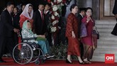 Tak ketinggalan, para mantan presiden dan keluarganya diundang ke gelaran tahunan ini, seperti Presiden kelima RI yang juga Ketua Umum PDIP Megawati Soekarno Puteri (kanan) dan isteri Presiden keempat RI Abdurrahman Wahid alias Gus Dur, Sinta Nuriyah Wahid (berkursi roda). (CNN Indonesia/ Adhi Wicaksono)
