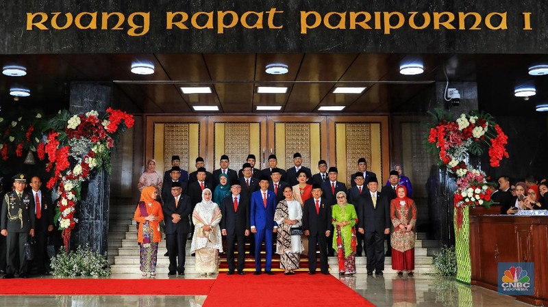 Sejumlah menteri kabinet Presiden Joko Widodo (Jokowi) menghadiri sidang.