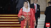 Yenny Wahid juga memilih memakai kebaya pink oranye dengan tambahan detail bordir bunga. Sebagai tambahan kerudung putih tertambat di kepalanya (CNN Indonesia/Adhi Wicaksono)