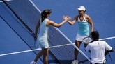 Maria Sharapova (kiri) bersalaman dengan Ashleigh Barty usai kalah di babak kedua Cincinnati Masters 2019. (Meg Vogel/The Cincinnati Enquirer via AP)