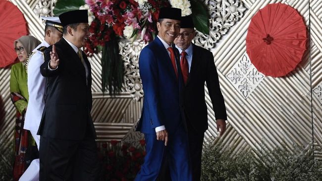 Jelang Penurunan Bendera, Jokowi Sapa Masyarakat dari Istana