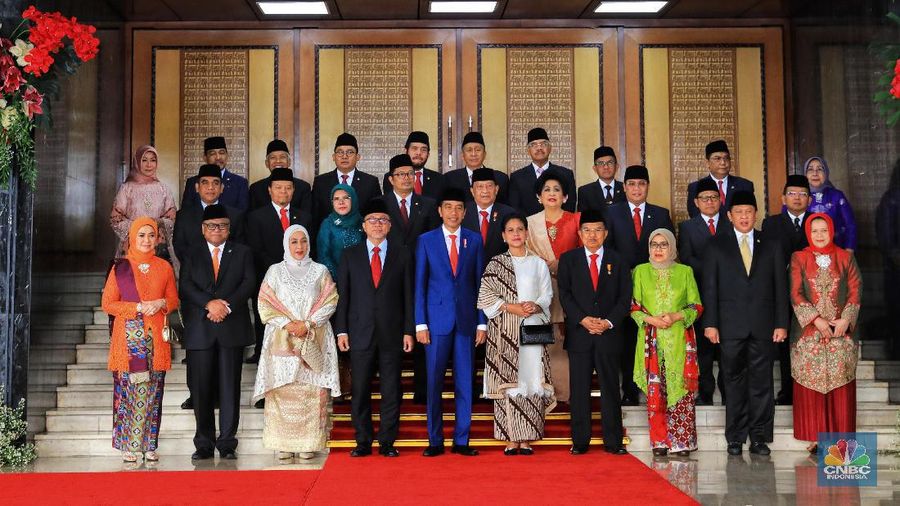 Presiden Joko Widodo (Jokowi) menegaskan payung hukum yang selama ini menyulitkan harus dibongkar habis-habisan untuk memberikan kepastian bagi masyarakat.