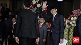 Eks cawapres Sandiaga Uno (kanan), yang hadir di Sidang Tahunan MPR mewakili mantan capres Prabowo Subianto, mengaku bangga disapa langsung oleh Jokowi dalam pidato kenegaraannya. (CNN Indonesia/ Adhi Wicaksono)