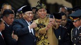 Kehadiran Presiden Jokowi di sidang tahunan dimanfaatkan oleh para anggota parlemen untuk berfoto bersama. (REUTERS/Willy Kurniawan)