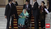 Istri Presiden keempat RI Abdurrahman Wahid, Sinta Nuriyah Wahid memilih baju panjang berwarna toska dengan tambahan kerudung berwarna senada namun dalam shade lebih terang. (CNN Indonesia/Adhi Wicaksono)