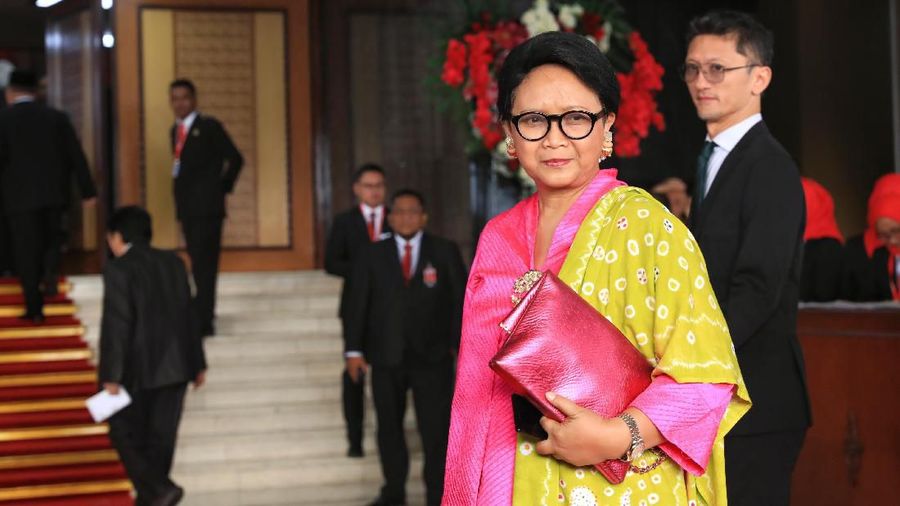 Ada yang berbeda dari penampilan Menteri Luar Negeri (Menlu) RI, Retno Marsudi. Wanita berusia 57 tahun itu kini semakin segar, modis, dan awet muda.