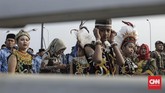 Sejumlah peserta upacara mengenakan pakaian adat. Perwakilan forum komunikasi pimpinan daerah (forkopomda), ormas dan siswa juga hadir di lokasi. (CNN Indonesia/Bisma Septalisma)