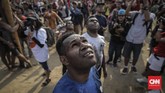 Suasana kemeriahan lomba panjat pinang kolosal menyambut HUT ke-74 Republik Indonesia di Pantai Carnaval, Ancol, Jakarta, Sabtu (17/8). (CNN Indonesia/Bisma Septalisma)