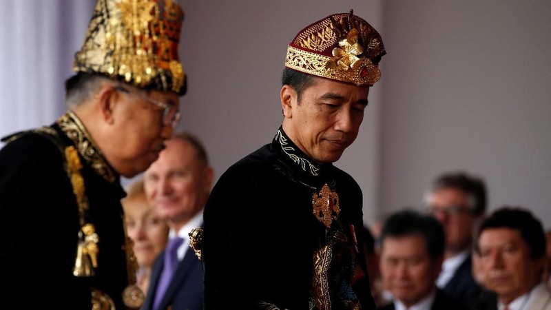 Jokowi menyebut Indonesia memiliki ribuan budaya pakaian adat. Jokowi mengaku akan memakai baju daerah lain dalam HUT RI mendatang.