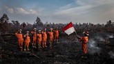 Tim Pencegah Kebakaran Hutan Greenpeace Indonesia menggelar upacara bendera untuk memperingati HUT Kemerdekaan RI ke-74 di lahan perkebunan yang terbakar di Desa Tanjung Taruna, Kecamatan Jabiren Raya, Kabupaten Pulang Pisau, kalimantan Tengah. (Ulet Ifansasti/Greenpeace)