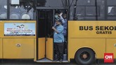 Pegawai negeri sipil wajib hadir dan disediakan moda transportasi berupa bus menuju lokasi pelaksanaan upacara HUT ke-74 RI pada pukul 05.30 WIB. (CNN Indonesia/Bisma Septalisma)