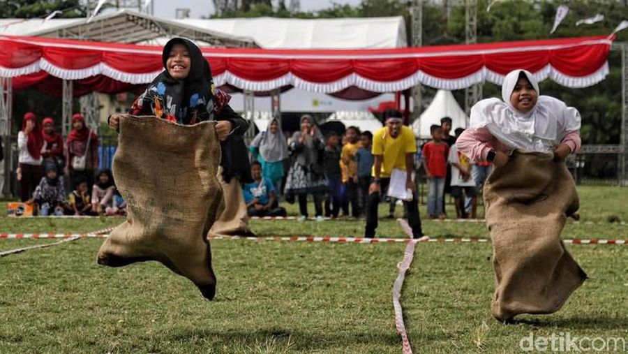 Warga Kalimalang tak ingin ketinggalan meriahkan Hari Kemerdekaan Indonesia. Beragam perlombaan pun dimainkan.
