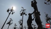 Suasana kemeriahan lomba panjat pinang kolosal menyambut HUT ke-74 Republik Indonesia di Pantai Carnaval, Ancol, Jakarta, Sabtu, (17/8). (CNN Indonesia/Bisma Septalisma)