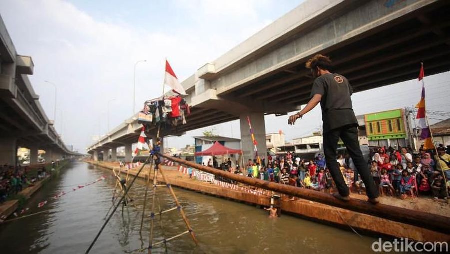 Warga Kalimalang tak ingin ketinggalan meriahkan Hari Kemerdekaan Indonesia. Beragam perlombaan pun dimainkan.