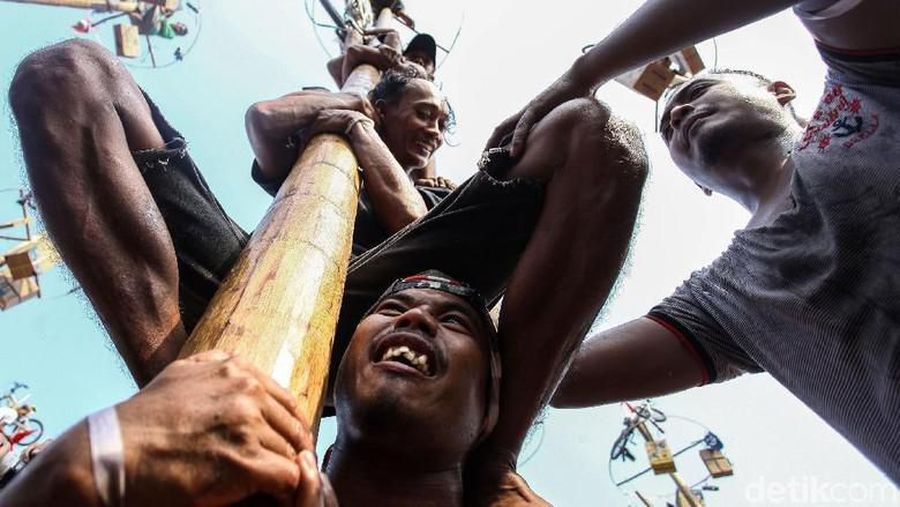 Aneka perlombaan mulai dari perang bantal hingga panjat pinang meriahkan HUT ke-74 Republik Indonesia, Sabtu (17/8/2019). (Detikcom/Rifkianto Nugroho)