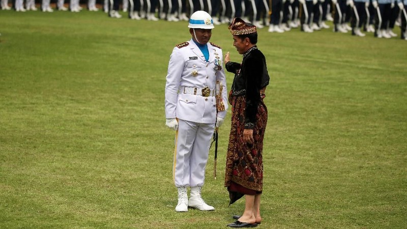 Jokowi menyebut Indonesia memiliki ribuan budaya pakaian adat. Jokowi mengaku akan memakai baju daerah lain dalam HUT RI mendatang.