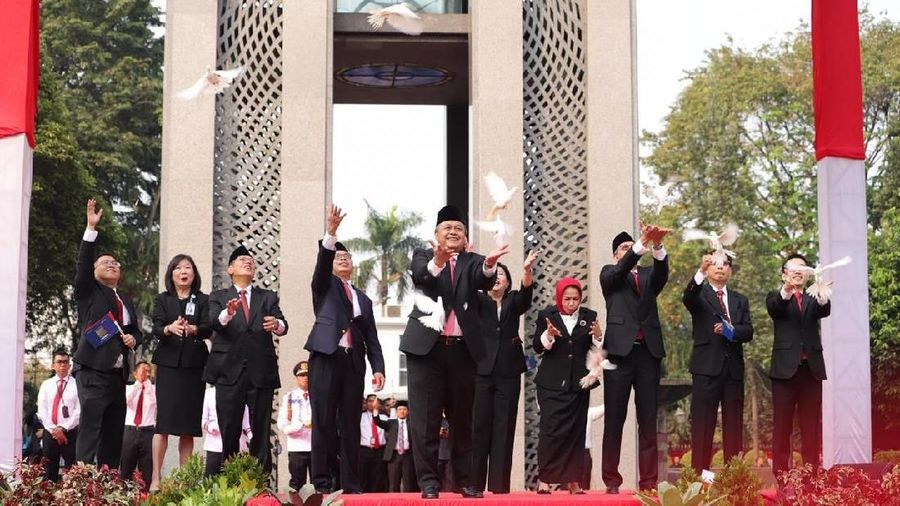 Bank Indonesia (BI) resmi meluncurkan QR Indonesia Standart (QRIS). Adapun QRIS ini hanya satu-satunya berlaku di Indonesia secara nasional.