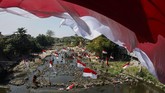 Warga mengibarkan bendera di Sungai Kalianyar, Solo, Jawa Tengah, Sabtu (17/8). Selain untuk merayakan HUT ke-74 Tahun Republik Indonesia, aksi tersebut digelar sebagai kampanye pelestarian sungai. (ANTARA FOTO/Maulana Surya/foc)