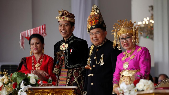 Kumpulan Gaya Jokowi dalam Beragam Pakaian Adat Nusantara