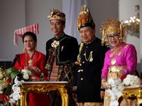 Kumpulan Gaya Jokowi dalam Beragam Pakaian Adat Nusantara