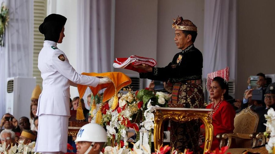 Jokowi menyebut Indonesia memiliki ribuan budaya pakaian adat. Jokowi mengaku akan memakai baju daerah lain dalam HUT RI mendatang.