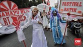 Warga mengikuti karnaval budaya di Cikini, Jakarta, Sabtu (17/8). Lomba tersebut dalam rangka merayakan HUT ke-74 Kemerdekaan RI. (CNN Indonesia/Adhi Wicaksono)