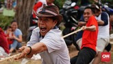 Beragam perlombaan diselenggarakan dalam rangka memperingati HUT ke-74 RI di Kampung Cicayur, Tangerang, Sabtu(17/8). (CNN Indonesia/Daniela)