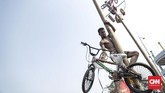 Suasana kemeriahan lomba panjat pinang kolosal menyambut HUT ke-74 Republik Indonesia di Pantai Carnaval, Ancol, Jakarta, Sabtu (17/8). (CNN Indonesia/Bisma Septalisma)
