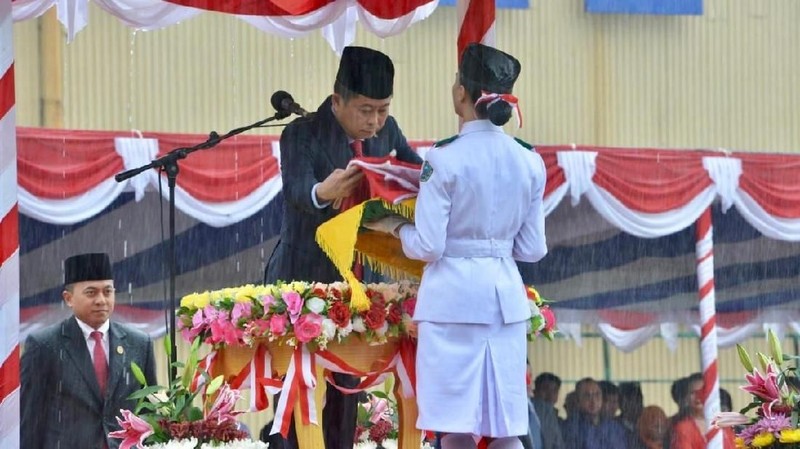 Jonan jadi menteri ESDM pertama yang memimpin upacara bendera kawasan tambang Freeport Papua.