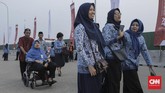Sejumlah pegawai negeri sipil (PNS) di lingkungan Pemprov DKI Jakarta bersiap mengikuti upacara peringatan HUT ke-74 RI di Pantai Maju, Pulau D Reklamasi, Jakarta, Sabtu, 17 Agustus 2019. (CNN Indonesia/Bisma Septalisma)