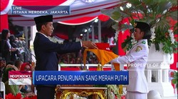 Momen Mendebarkan Penyerahan Bendera