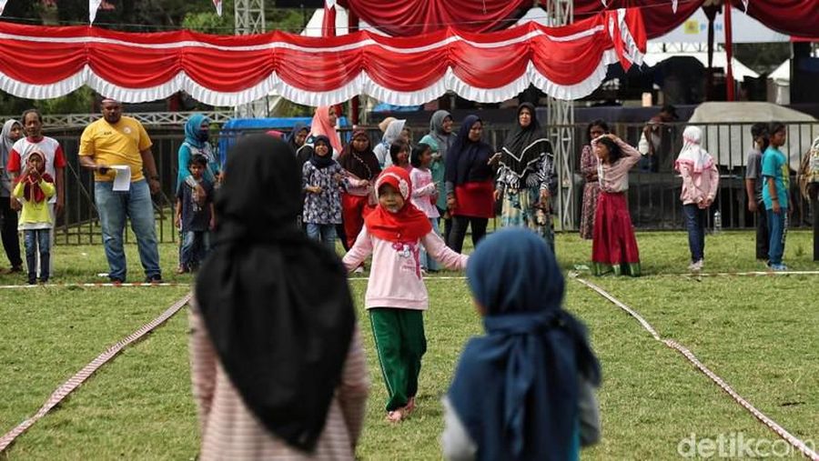 Warga Kalimalang tak ingin ketinggalan meriahkan Hari Kemerdekaan Indonesia. Beragam perlombaan pun dimainkan.