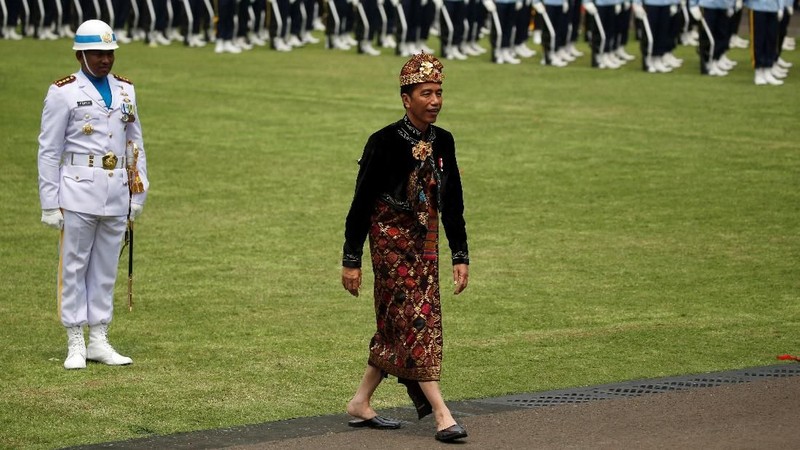 Presiden Joko Widodo (Jokowi) seringkali menarik perhatian publik dengan menggunakan pakaian adat