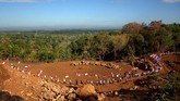 Sejumlah warga membawa bendera merah putih saat akan mengikuti upacara bendera memperingati HUT ke-74 Kemerdekaan RI di Bukit Tokka, Desa Bontomarannu, Kabupaten Maros, Sulawesi Selatan, Sabtu (17/8). (ANTARA FOTO/Abriawan Abhe/foc).