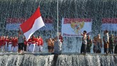 Warga yang mengenakan pakaian adat Bali mengibarkan Bendera Merah Putih dalam upacara bendera memperingati HUT ke-74 Proklamasi Kemerdekaan RI di Sungai Unda, Klungkung, Bali, Sabtu (17/8). (ANTARA FOTO/Nyoman Budhiana/foc).
